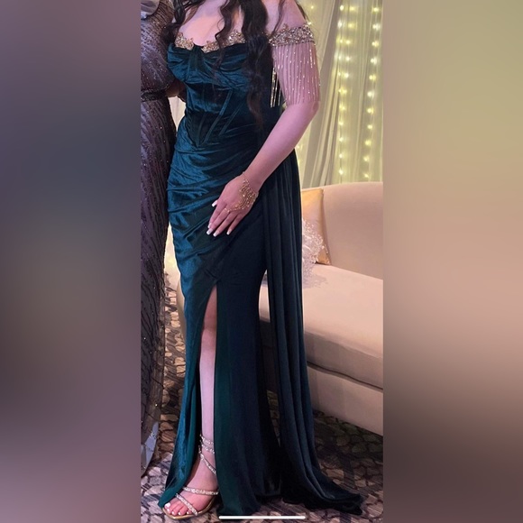 PORTIA & SCARLETT
NIESHA GOWN PS22193 EMERALD VELVET - Picture 3 of 3